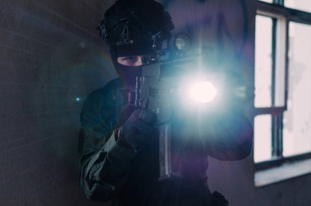 chorwacka policja wojskowa reenacting. - tactical flashlight zdjęcia i obrazy z banku zdjęć