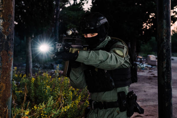 chorwacka policja wojskowa reenacting. - tactical flashlight zdjęcia i obrazy z banku zdjęć
