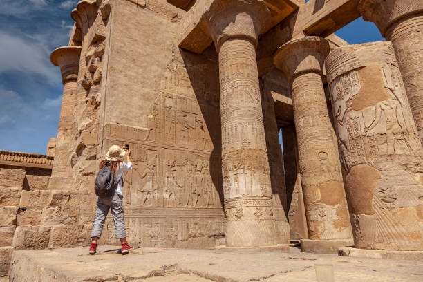 mujer tomar una foto en el templo de karnak en egipto - egypt egyptian culture column ancient egyptian culture fotografías e imágenes de stock