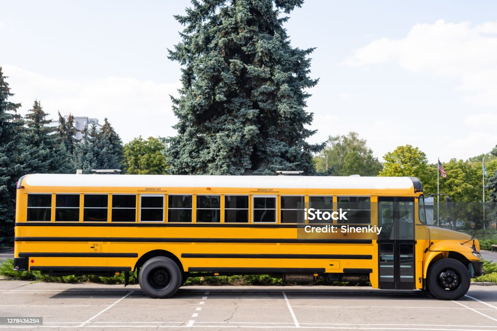 El autobús escolar es amarillo. Volver al concepto de la escuela. - Foto de stock de Autobús de colegio libre de derechos