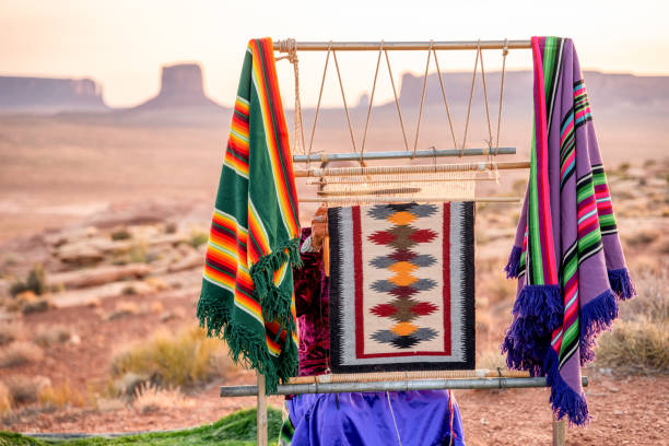 el tradicional telar navajo para hacer mantas que se exhibe frente al parque tribal monument valley en el norte de arizona al atardecer - navajo national monument fotografías e imágenes de stock