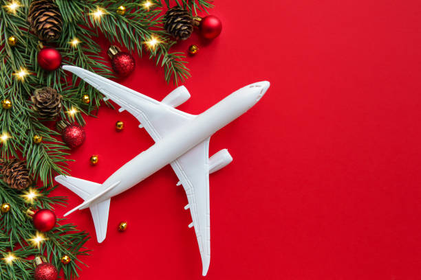 クリスマス旅行のコンセプト。旅行をテーマにしたクリスマスの背景。飛行機は旅行の贈り物を象徴しています。休日 - christmas theme ストックフォトと画像