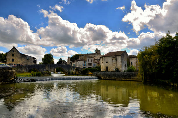 nerac, french destination on baise river. - baize imagens e fotografias de stock