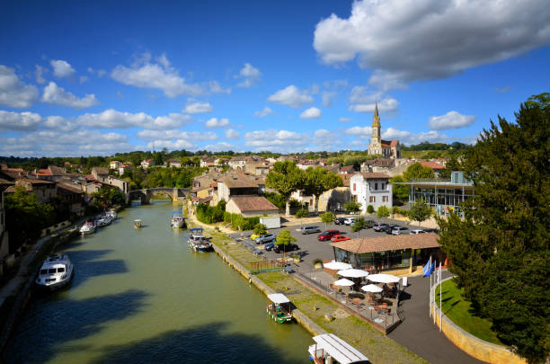 nerac, french destination on baise river. - baize imagens e fotografias de stock