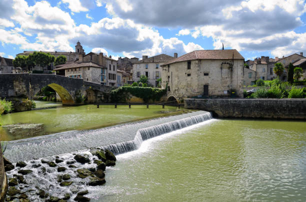 nerac, french destination on baise river. - baize imagens e fotografias de stock