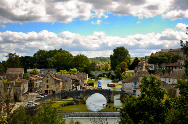 nerac, french destination on baise river. - baize imagens e fotografias de stock