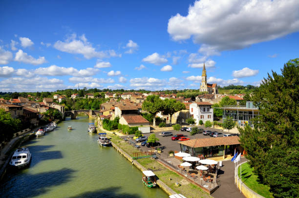 nerac, french destination on baise river. - baize imagens e fotografias de stock