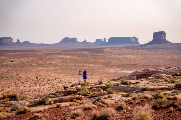 zwei teenage navajo native american girls blick über die riesige wüste in nord arizona monument valley tribal park navajo reservation - navajo national monument stock-fotos und bilder