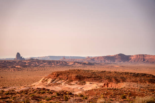 el capitan butte in der vast desert in der navajo reservation in northern arizona in der nähe des monument valley tribal park in den usa - navajo national monument stock-fotos und bilder