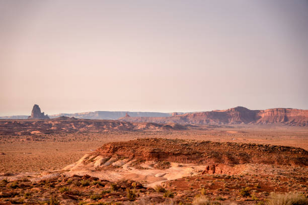 el capitan butte nel vasto deserto nella riserva navajo nell'arizona settentrionale vicino al monument valley tribal park negli stati uniti - navajo national monument foto e immagini stock