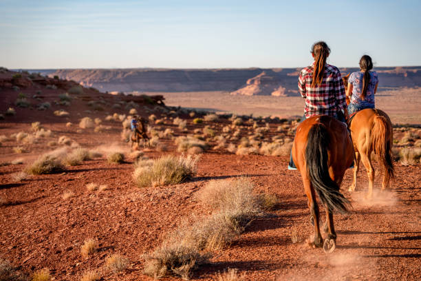группа молодых братьев и сестер навахо верхом на лошадях bareback через обширную пустыню в северной аризоне возле монумент-вэлли племенной пар - bareback стоковые фото и изображения