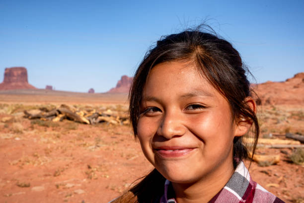 portrait extérieur d’une belle navajo navajo navajo navajo navajo navajo navajo navajo navajo navajo navajo native american indian girl dans le désert du nord de l’arizona sur la réserve indienne monument valley - navajo national monument photos et images de collection