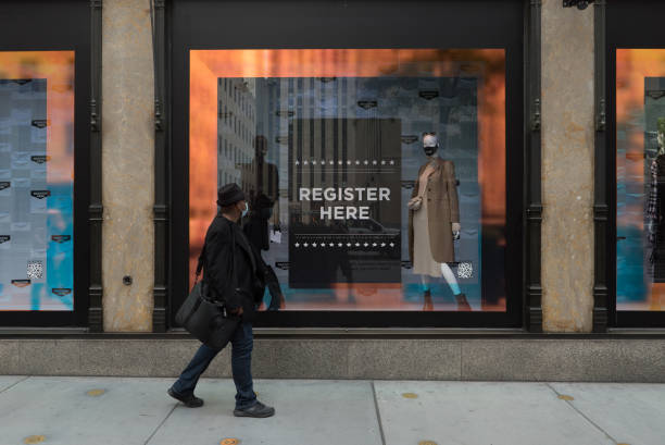 nueva york durante la emergencia covid-19. - saks fifth avenue fotografías e imágenes de stock