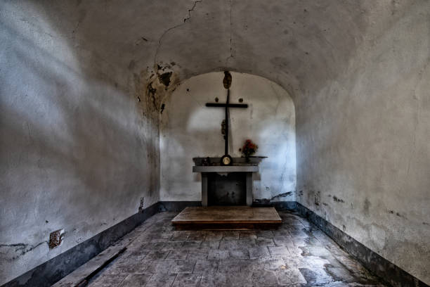 chapelle abandonnée - church altar indoors dark photos et images de collection