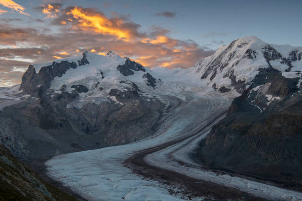 ледник монте-роза и горнер на закате тучи - церматт швейцария - liskamm стоковые фото и изображения