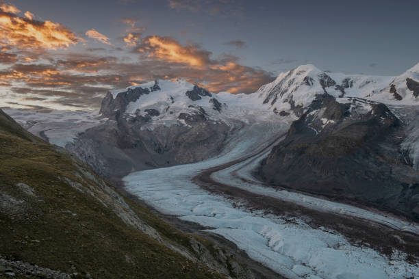 monte rosa and gorner glacier at sunset wuth clouds - zermatt switzerland - liskamm imagens e fotografias de stock