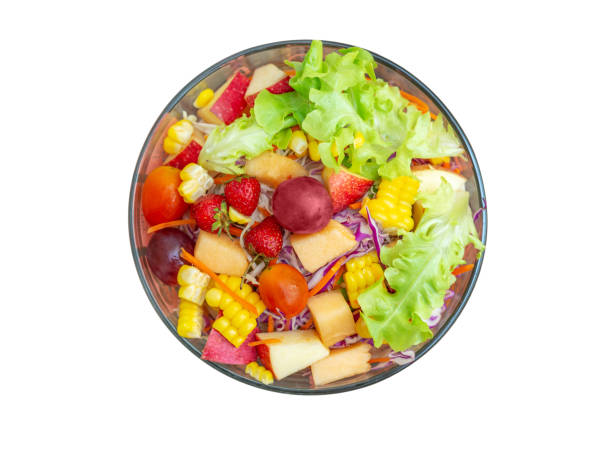 흰 배경에 고립 된 그릇에 과일 샐러드와 야채 - heathy food 뉴스 사진 이미지