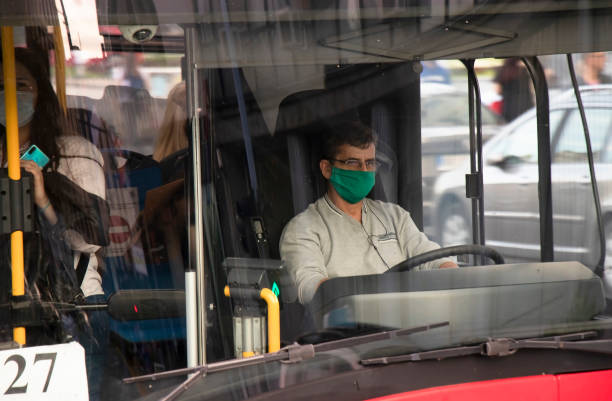 시버스를 운전하는 얼굴 수술 마스크를 착용한 운��전자 - driver bus public transportation reflection 뉴스 사진 이미지