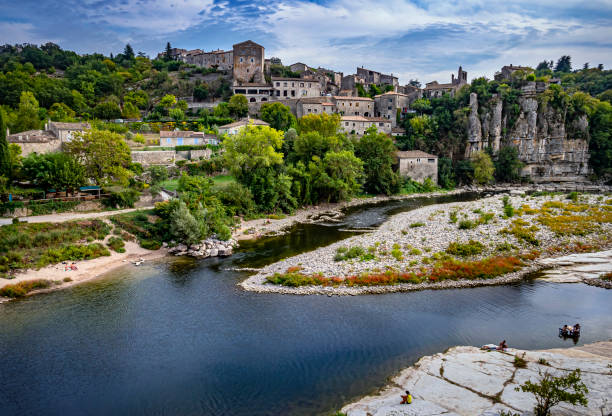 Balazuc nel sud della Francia, distretto di Ardeche - foto stock