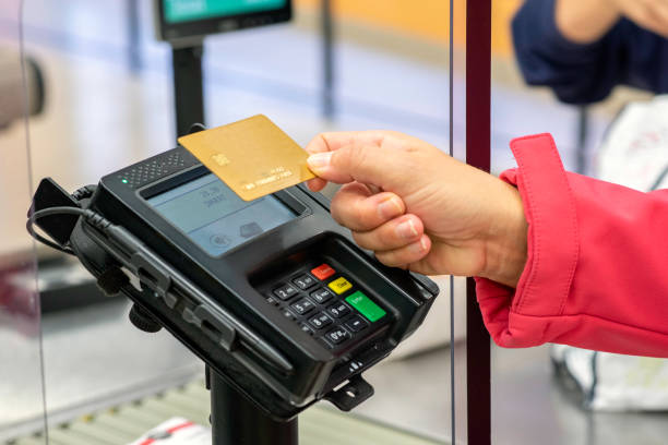 el pago con tarjeta bancaria es una actitud cada vez más normalizada - credit card reader fotografías e imágenes de stock