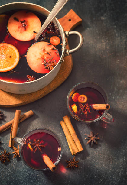 vino mulled de navidad - mulled wine christmas tea heat fotografías e imágenes de stock