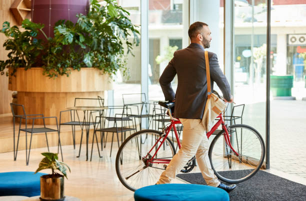 hombre de negocios con la bicicleta va a casa después del trabajo - eventos sociales despues del trabajo fotografías e imágenes de stock