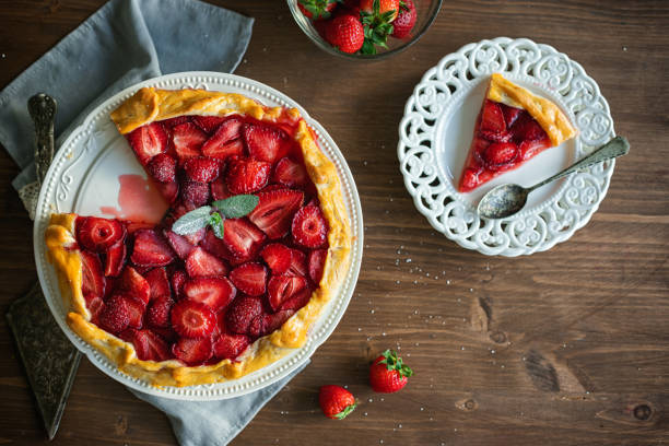 frisch gebackene erdbeergalette oder offener erdbeerkuchen - strawberry tart stock-fotos und bilder