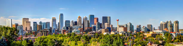 panoramablick auf die skyline der innenstadt von calgary von südwesten aus gesehen - financial district calgary business built structure stock-fotos und bilder