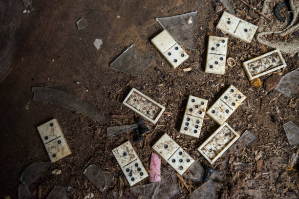 vieux domino sale dans la zone de tchernobyl - 1986 photos et images de collection