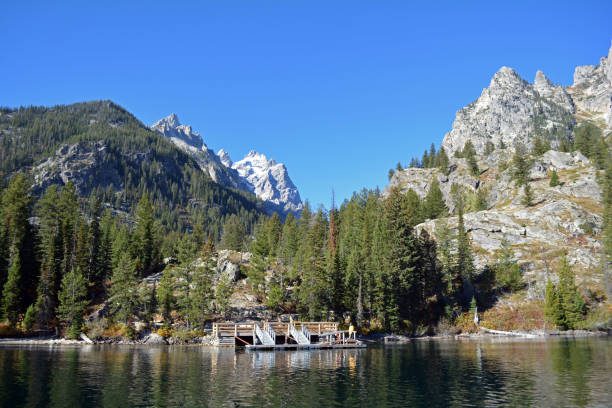 vue de grand teton et boat dock de jenny lake - lac jenny photos et images de collection