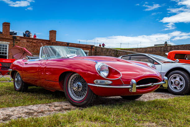 1968 jaguar xke e-type кабриолет - jaguar car vintage car collectors car personal land vehicle стоковые фото и изображения