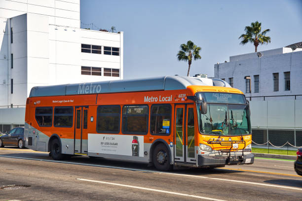 autobús de los angeles metro que funciona en beverly hills - excursiones en autobús de la ciudad de beverly hills, california fotografías e imágenes de stock