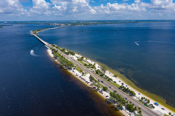 sanibel island causeway aerial drone foto - carretera sobre agua fotografías e imágenes de stock