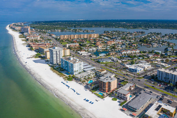 foto de drones aéreos de hoteles en la playa en san petersburgo, florida - san petersburgo fotografías e imágenes de stock