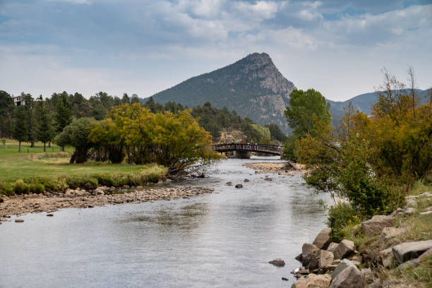 에스테스 파크 콜로라도의 에스테스 호수, 다리와 산을 배경으로 강의 전망 - big thompson river 뉴스 사진 이미지