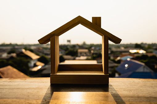 Modelo de casa sobre mesa de madera. Agente inmobiliario ofrece vivienda, seguro de propiedad y seguridad, conceptos de vivienda asequibles photo