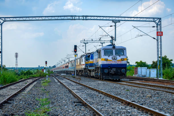 旅客列車インド - diesel locomotive ストックフォトと画像