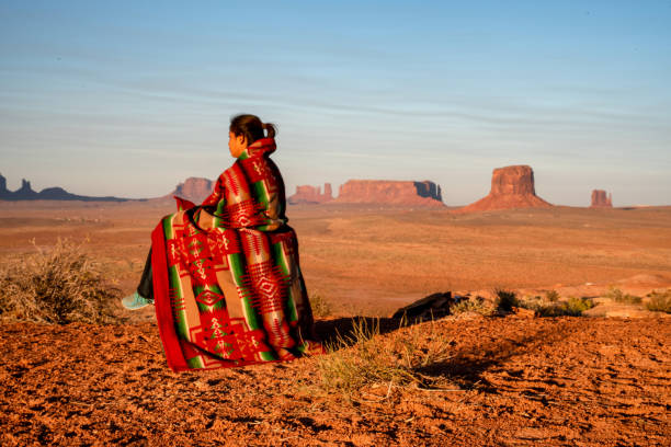 retrato de una hermosa joven de doce años de edad navajo niña en ropa tradicional nativa americana posando en el desierto cerca del parque tribal monument valley en el norte de arizona al atardecer o al amanecer - navajo national monument fotografías e imágenes de stock