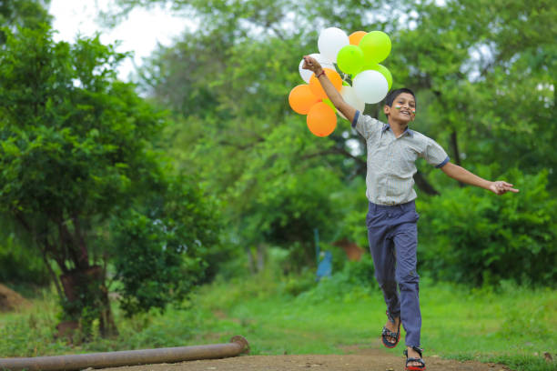 istock young indian child with tricolor balloon 1278518274