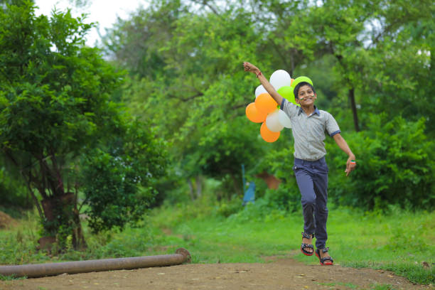 istock young indian child with tricolor balloon 1278518451