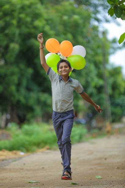 niño indio joven con globo tricolor - child patriotism saluting flag fotografías e imágenes de stock
