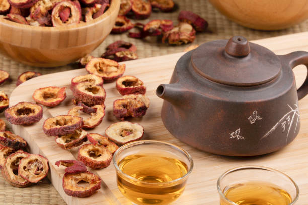 traditionelle chinesische teekanne und weißdorn-fruchttee - hawthorn stock-fotos und bilder