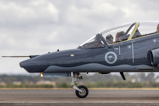 royal australian air force bae hawk 127 jet trainer avião taxiando no aeroporto de avalon. - flying jet fighter plane air vehicle - fotografias e filmes do acervo