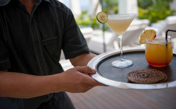 kellner serviert cocktails - fruchtgarnierung stock-fotos und bilder