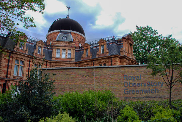 the historic royal observatory green in london - the home of time and space - time and space imagens e fotografias de stock