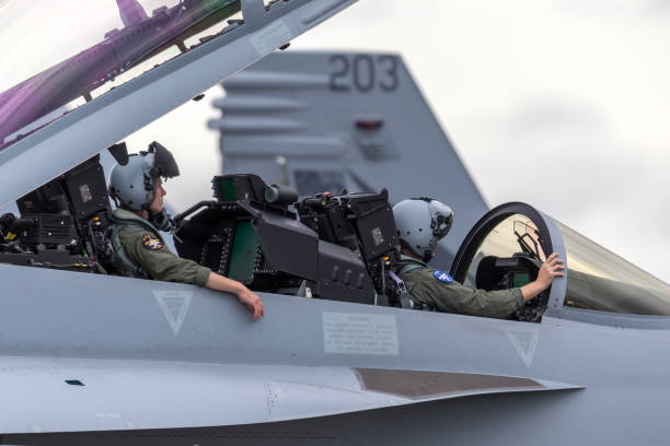 아발론 공항에서 택시를 타는 동안 보잉 f/a-18f 항공기에 있는 호주 공군 공군 여객기. - airplane cockpit taking off pilot 뉴스 사진 이미지