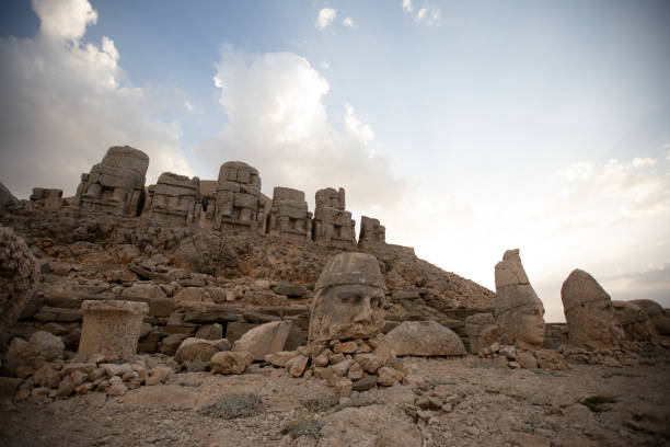 gigantyczne posągi bogów na górze nemrut. - turkish culture nemrud dagh adiyaman antiquities zdjęcia i obrazy z banku zdjęć