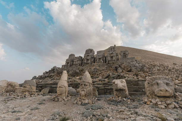 гигантские статуи богов на горе немрут. - turkish culture nemrud dagh adiyaman antiquities стоковые фото и изображения