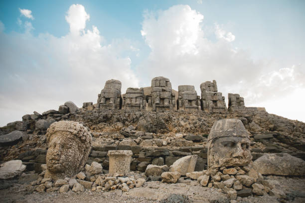 gigantyczne posągi bogów na górze nemrut. - turkish culture nemrud dagh adiyaman antiquities zdjęcia i obrazy z banku zdjęć