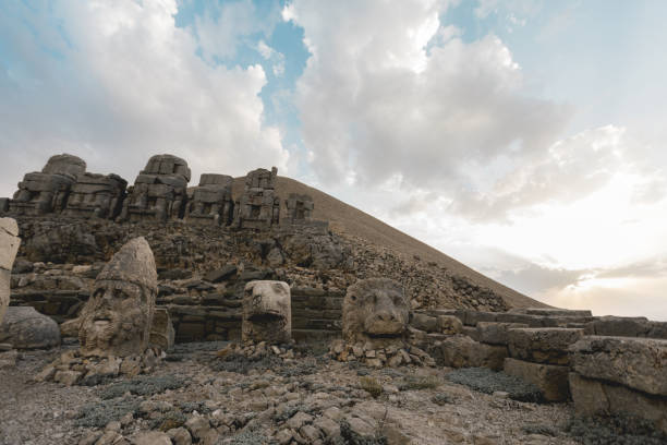 gigantyczne posągi bogów na górze nemrut. - turkish culture nemrud dagh adiyaman antiquities zdjęcia i obrazy z banku zdjęć